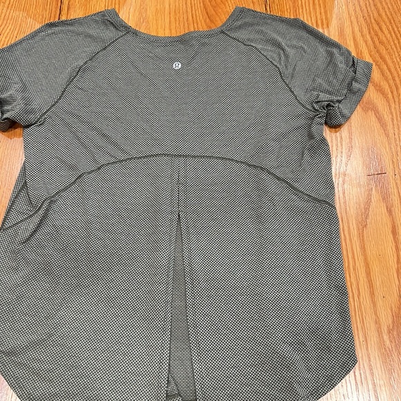 Lululemon Open Back Tee-Shirt - Picture 3 of 3